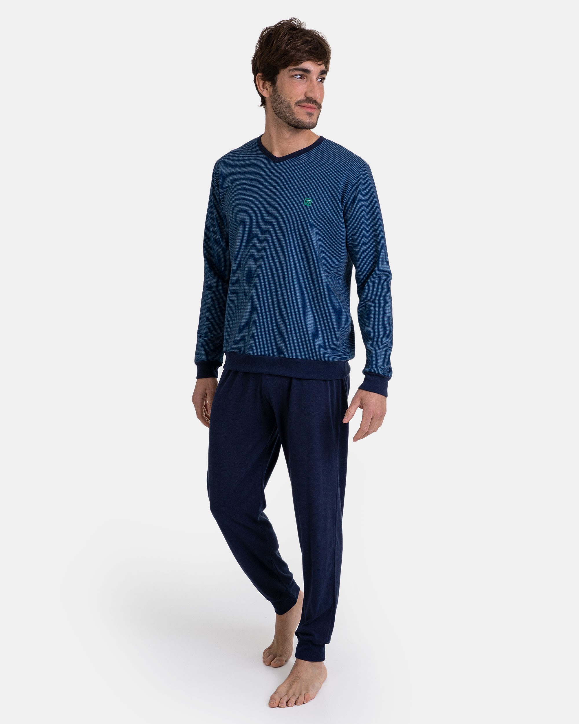 Pijama hombre invierno Massana modelo Stripes en color azul y terciopelo.  Un clásico renovado.